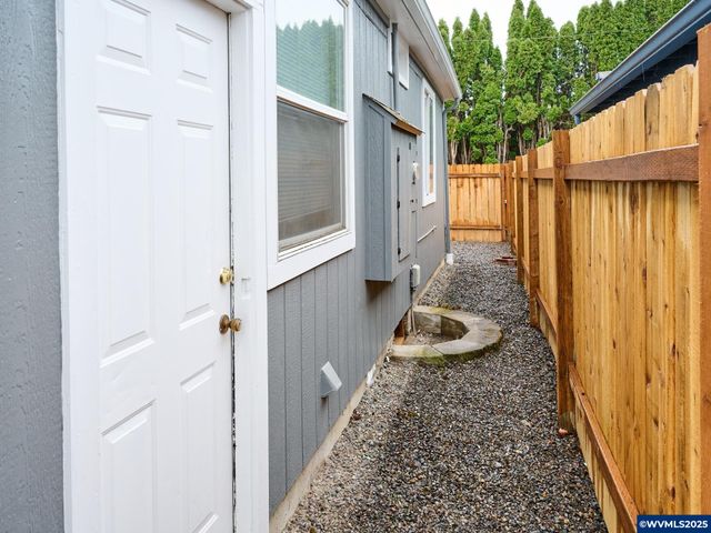 2453 Simpson St, Salem, OR 97301