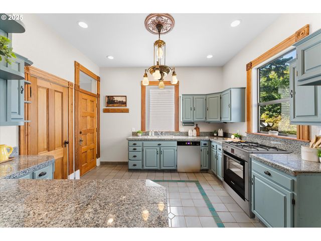 3635 S CORBETT Ave, Portland, OR 97239