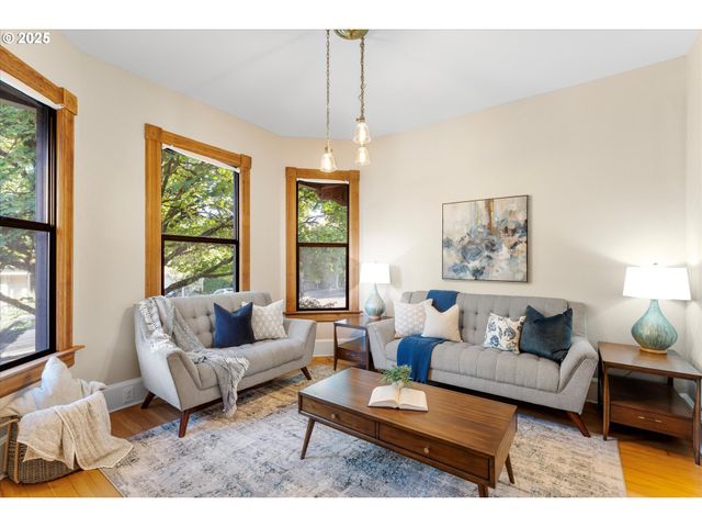 3635 S CORBETT Ave, Portland, OR 97239