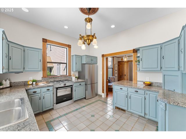 3635 S CORBETT Ave, Portland, OR 97239