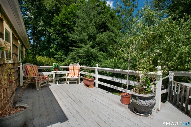 8 Oakledge Circle, Norwalk, CT 06854