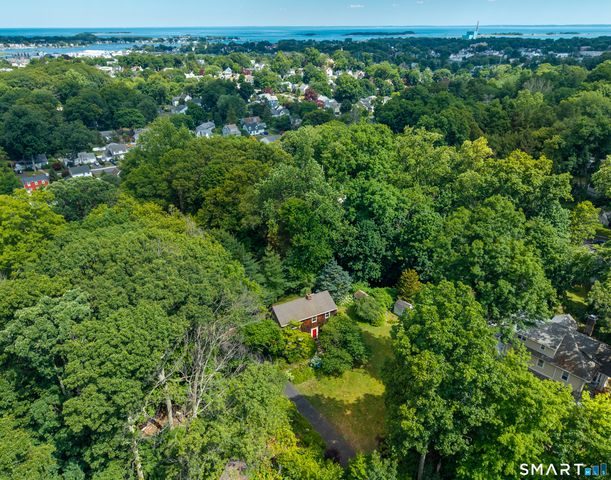 8 Oakledge Circle, Norwalk, CT 06854