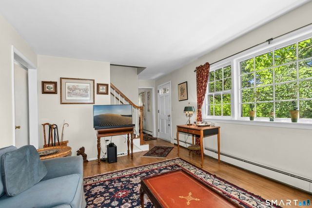 8 Oakledge Circle, Norwalk, CT 06854