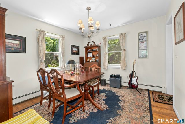 8 Oakledge Circle, Norwalk, CT 06854