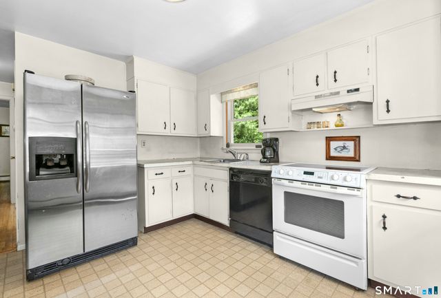 8 Oakledge Circle, Norwalk, CT 06854