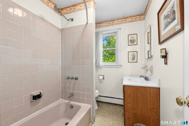 8 Oakledge Circle, Norwalk, CT 06854