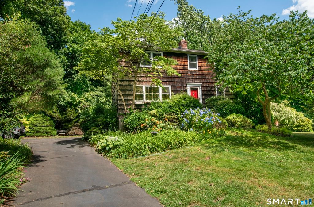 8 Oakledge Circle, Norwalk, CT 06854