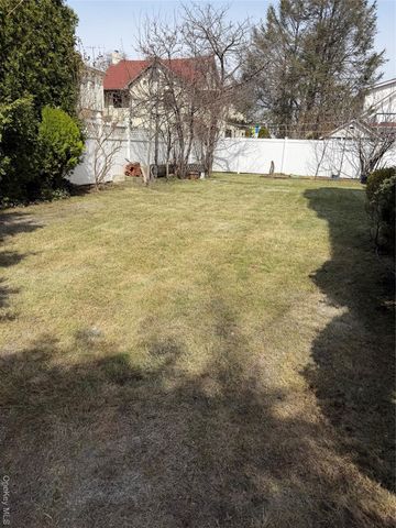 16015 13th Avenue, Whitestone, NY 11357