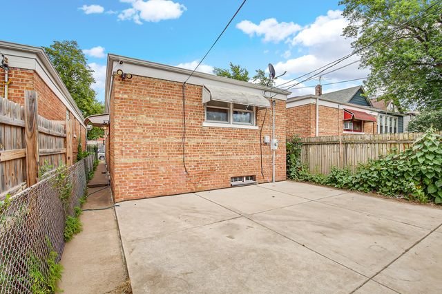 10502 S Hoxie Avenue, Chicago, IL 60617