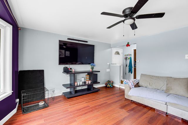 10502 S Hoxie Avenue, Chicago, IL 60617