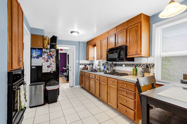 10502 S Hoxie Avenue, Chicago, IL 60617