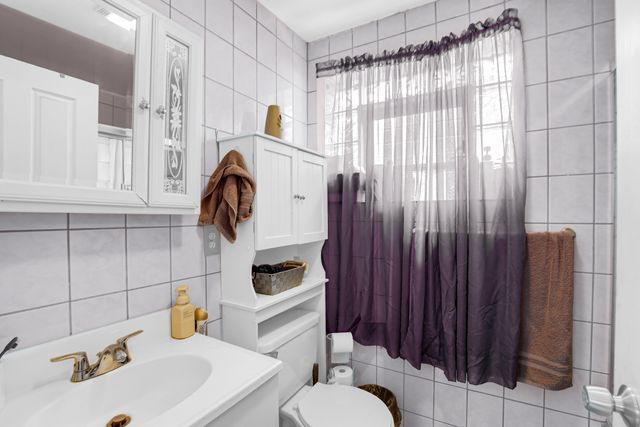 10502 S Hoxie Avenue, Chicago, IL 60617