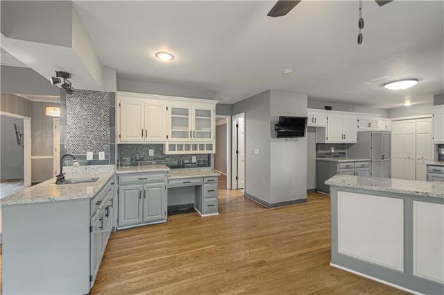 8533 Hall Street, Lenexa, KS 66216
