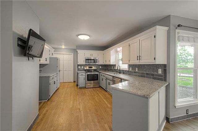 8533 Hall Street, Lenexa, KS 66216