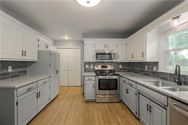 8533 Hall Street, Lenexa, KS 66216