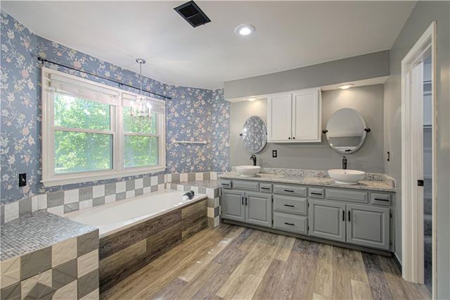 8533 Hall Street, Lenexa, KS 66216