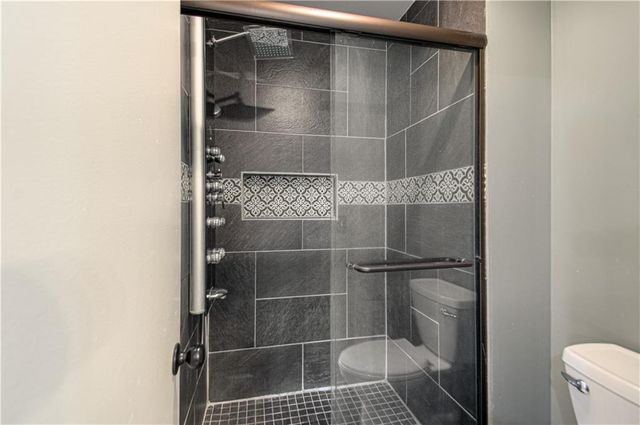 8533 Hall Street, Lenexa, KS 66216
