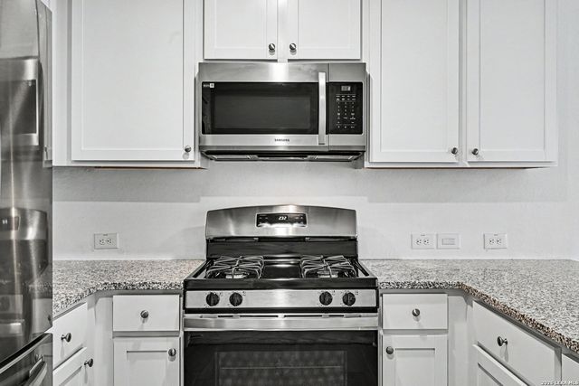 2926 Charpak Dr, Converse, TX 78109