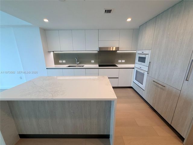 9221 E Bay Harbor Dr 307, Bay Harbor Islands, FL 33154