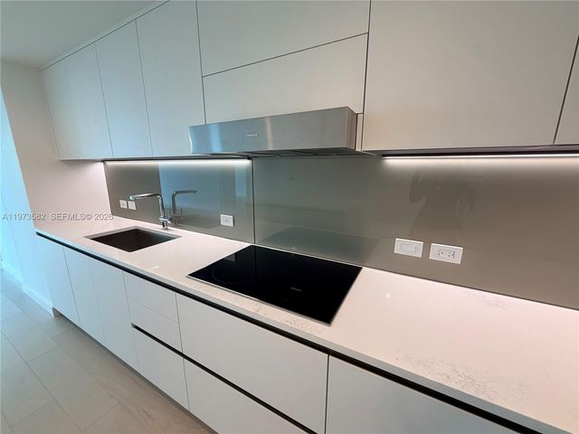 9221 E Bay Harbor Dr 307, Bay Harbor Islands, FL 33154