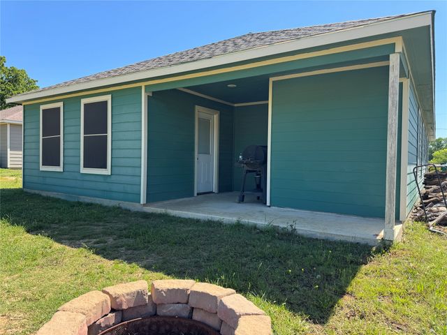 124 Oakwood Street, Chico, TX 76431