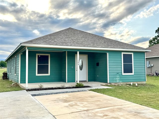 124 Oakwood Street, Chico, TX 76431