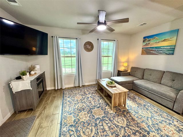 124 Oakwood Street, Chico, TX 76431