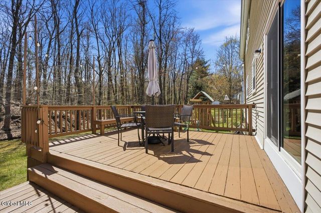 42 Shadow Wood Way, Clifton Park, NY 12019