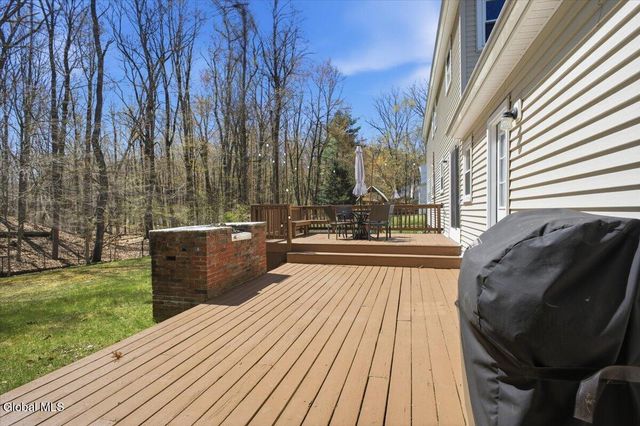 42 Shadow Wood Way, Clifton Park, NY 12019