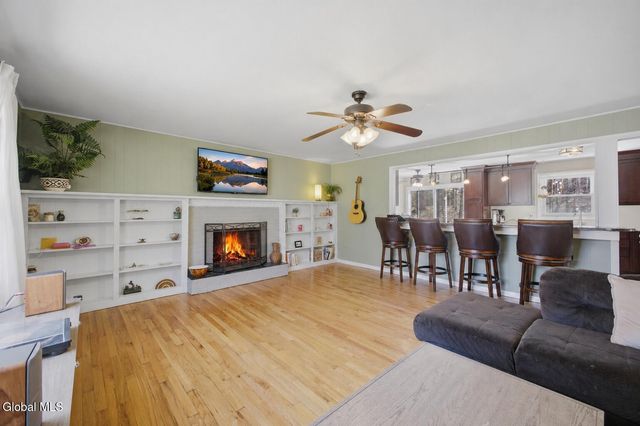 42 Shadow Wood Way, Clifton Park, NY 12019