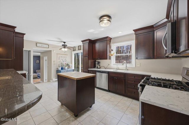 42 Shadow Wood Way, Clifton Park, NY 12019