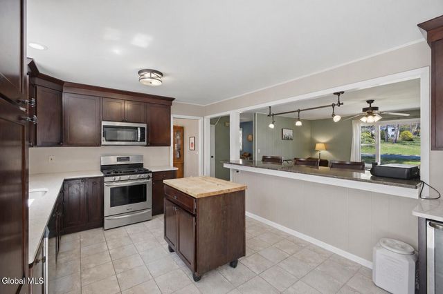 42 Shadow Wood Way, Clifton Park, NY 12019