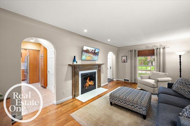 2100 Fleetwood Drive, Grosse Pointe Woods, MI 48236