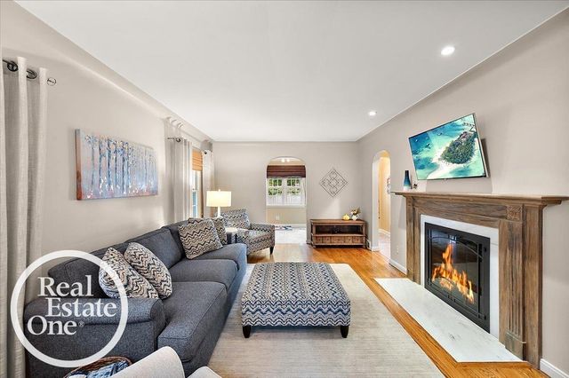 2100 Fleetwood Drive, Grosse Pointe Woods, MI 48236