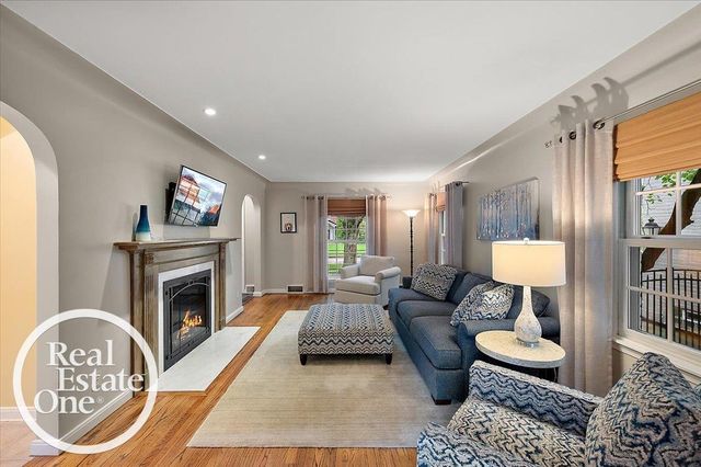 2100 Fleetwood Drive, Grosse Pointe Woods, MI 48236