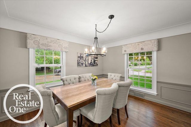 2100 Fleetwood Drive, Grosse Pointe Woods, MI 48236