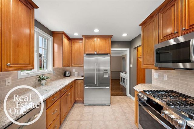 2100 Fleetwood Drive, Grosse Pointe Woods, MI 48236