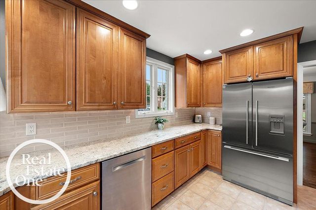 2100 Fleetwood Drive, Grosse Pointe Woods, MI 48236