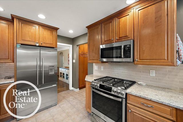 2100 Fleetwood Drive, Grosse Pointe Woods, MI 48236