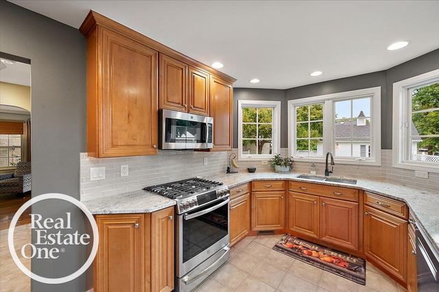 2100 Fleetwood Drive, Grosse Pointe Woods, MI 48236