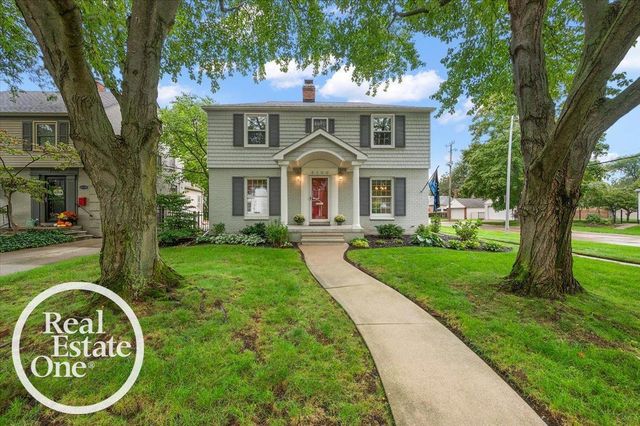 2100 Fleetwood Drive, Grosse Pointe Woods, MI 48236