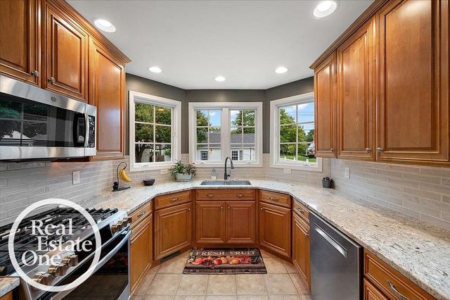 2100 Fleetwood Drive, Grosse Pointe Woods, MI 48236