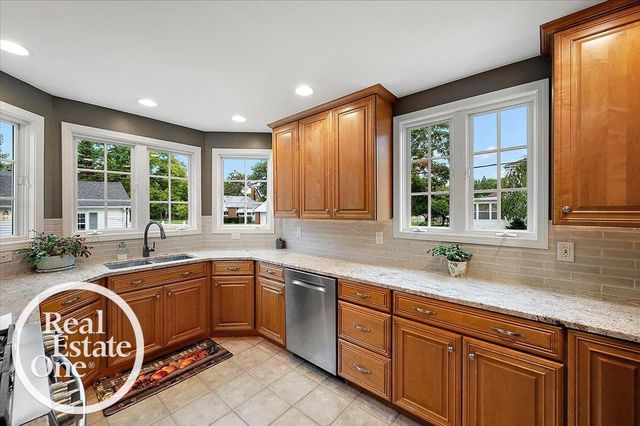2100 Fleetwood Drive, Grosse Pointe Woods, MI 48236