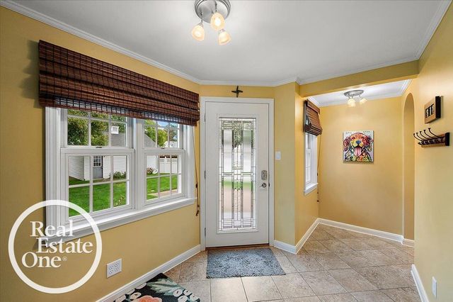 2100 Fleetwood Drive, Grosse Pointe Woods, MI 48236