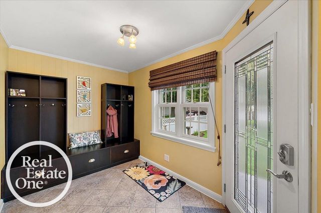 2100 Fleetwood Drive, Grosse Pointe Woods, MI 48236