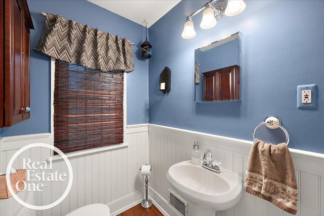 2100 Fleetwood Drive, Grosse Pointe Woods, MI 48236