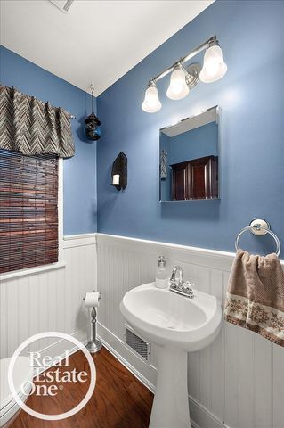 2100 Fleetwood Drive, Grosse Pointe Woods, MI 48236