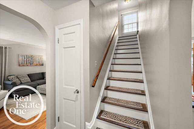 2100 Fleetwood Drive, Grosse Pointe Woods, MI 48236