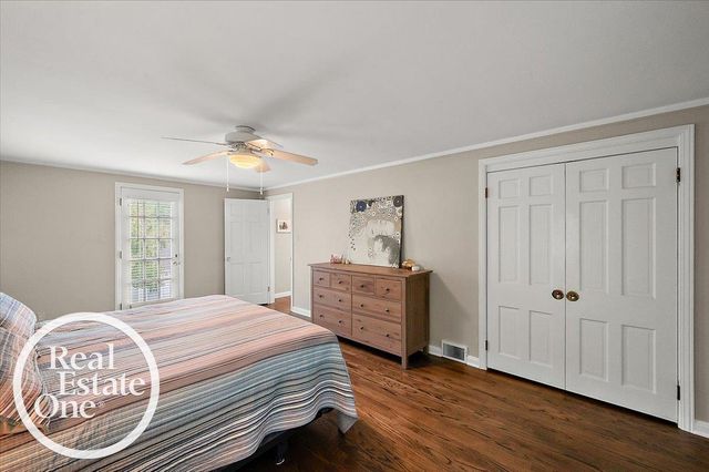 2100 Fleetwood Drive, Grosse Pointe Woods, MI 48236