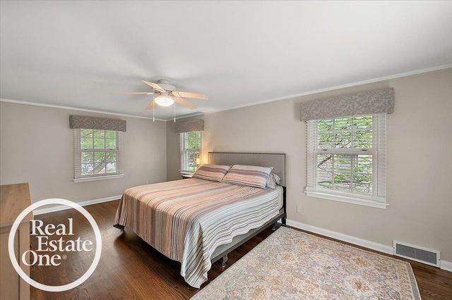 2100 Fleetwood Drive, Grosse Pointe Woods, MI 48236